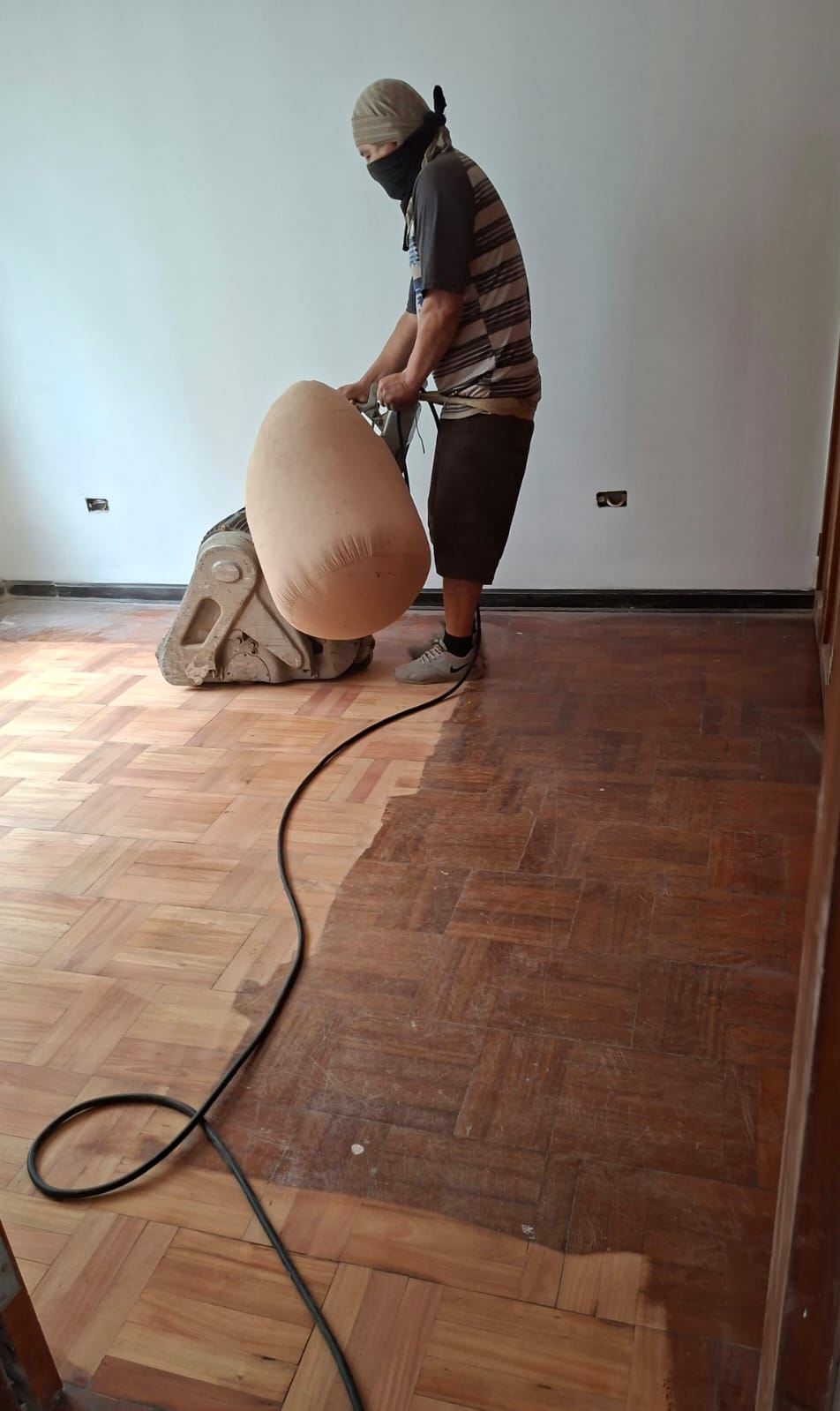 Pulido profesional de piso de parquet